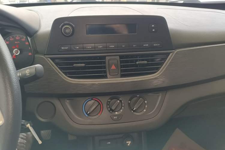 Used Baojun 310 2016 1.2L manual Comfort trim level Audio And AC Panel