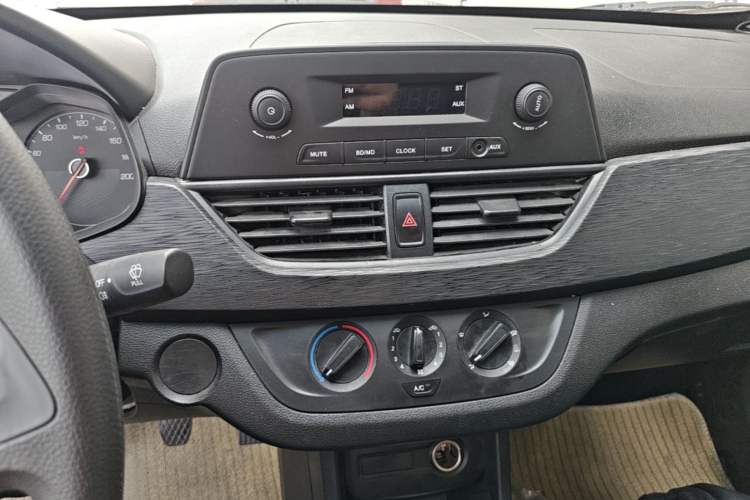 Used Baojun 310 2016 1.2L Manual Value Edition Audio And AC Panel