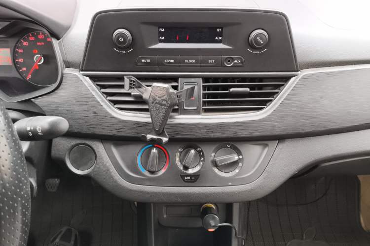 Used Baojun 310 2016 1.2L Manual Value Edition Audio And AC Panel