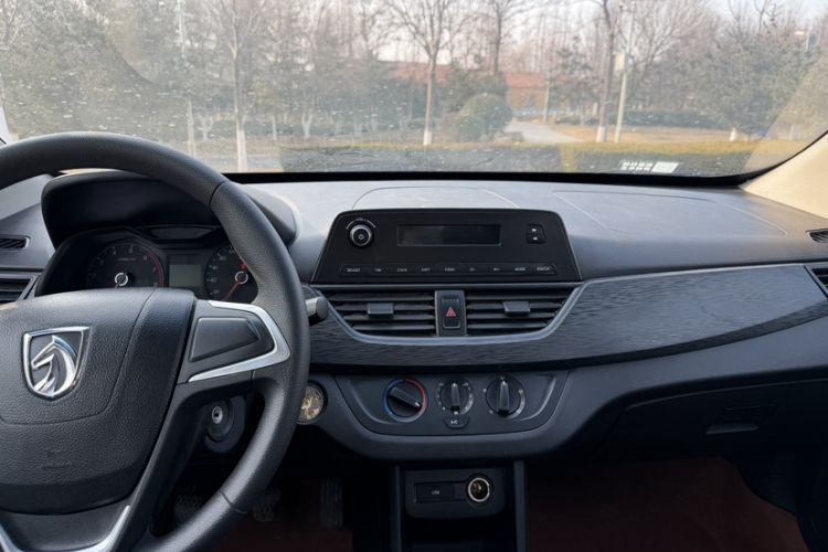 Used Baojun 310 2016 1.2L manual Comfort trim level Audio And AC Panel