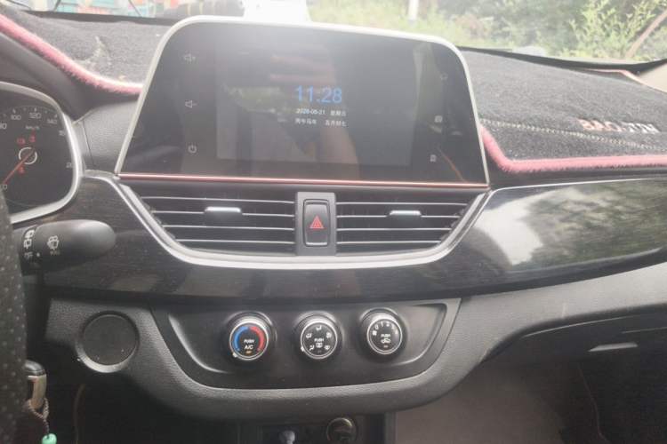 Used Baojun 310 2016 1.2L Manual Fashionable Edition Audio And AC Panel