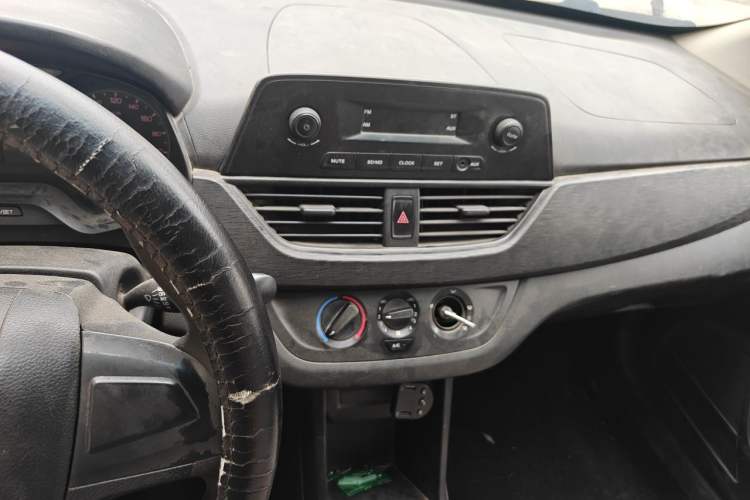 Used Baojun 310 2016 1.2L Manual Value Edition Audio And AC Panel