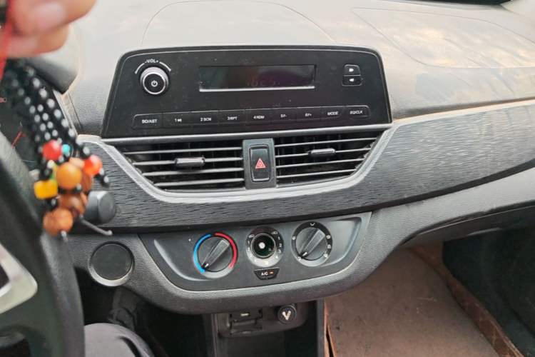 Used Baojun 310 2016 1.2L manual Comfort trim level Audio And AC Panel