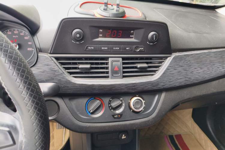 Used Baojun 310 2016 1.2L Manual Value Edition Audio And AC Panel