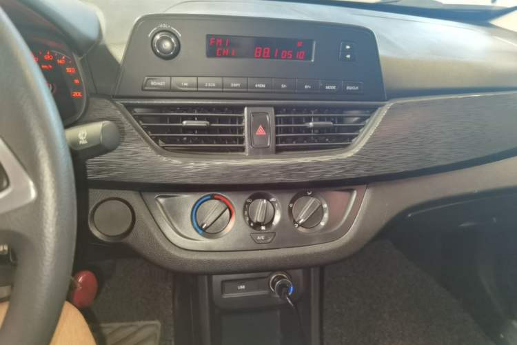 Used Baojun 310 2016 1.2L manual Comfort trim level Audio And AC Panel