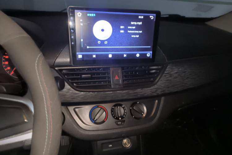 Used Baojun 310 2016 1.2L manual Comfort trim level Audio And AC Panel