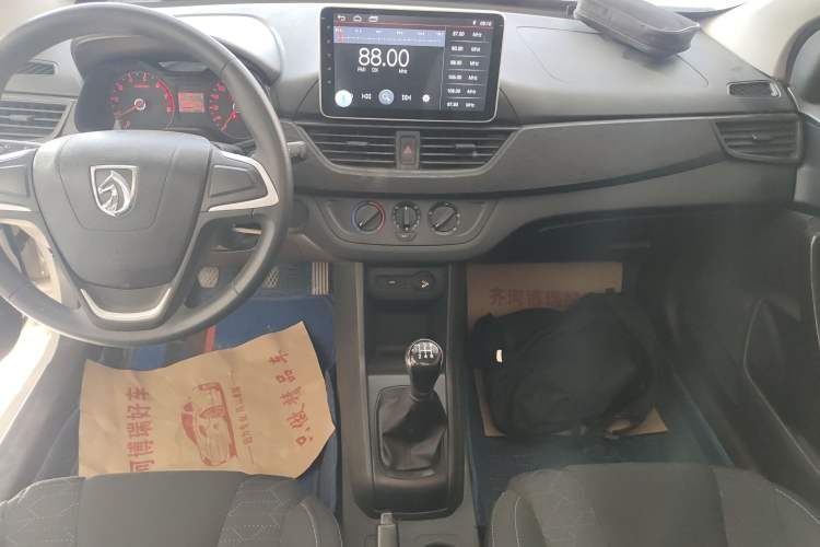 Used Baojun 310 2016 1.2L manual Comfort trim level Audio And AC Panel