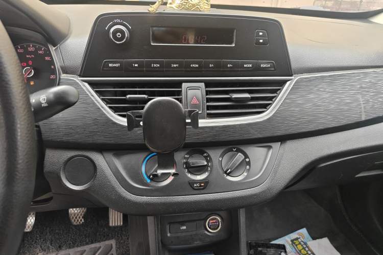 Used Baojun 310 2016 1.2L manual Comfort trim level Audio And AC Panel