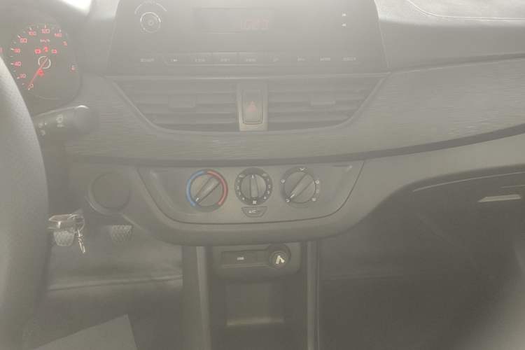 Used Baojun 310 2016 1.2L manual Comfort trim level Audio And AC Panel