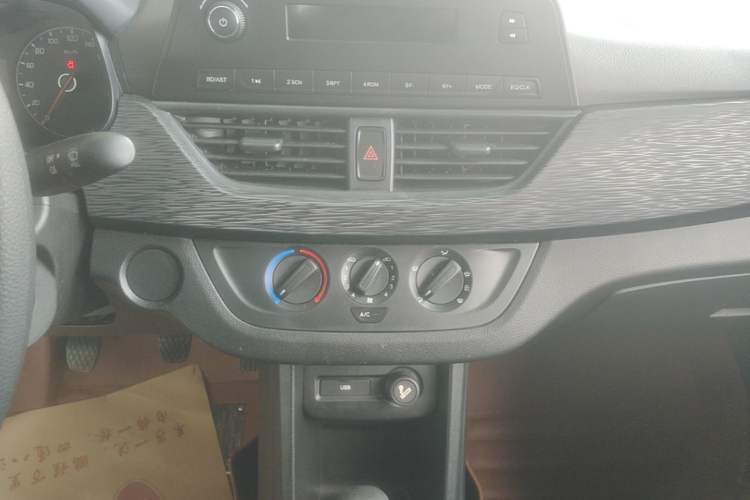 Used Baojun 310 2016 1.2L manual Comfort trim level Audio And AC Panel
