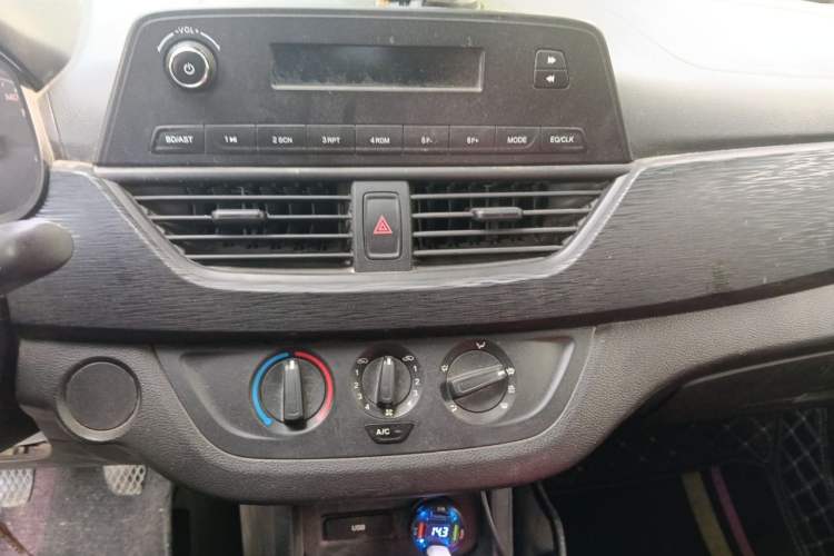 Used Baojun 310 2016 1.2L manual Comfort trim level Audio And AC Panel