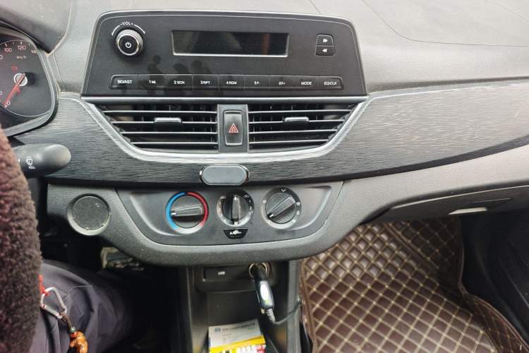 Used Baojun 310 2016 1.2L manual Comfort trim level Audio And AC Panel