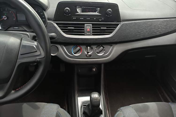 Used Baojun 310 2016 1.2L Manual Value Edition Audio And AC Panel