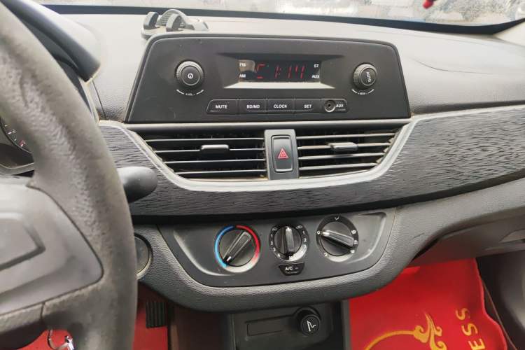 Used Baojun 310 2016 1.2L Manual Value Edition Audio And AC Panel