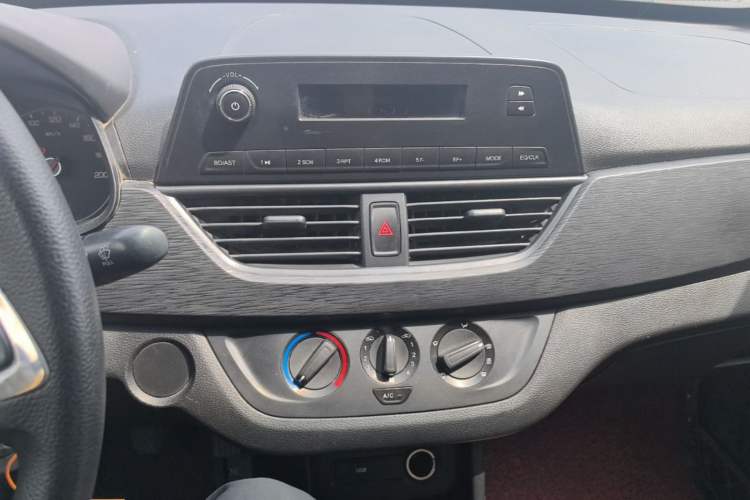 Used Baojun 310 2016 1.2L manual Comfort trim level Audio And AC Panel