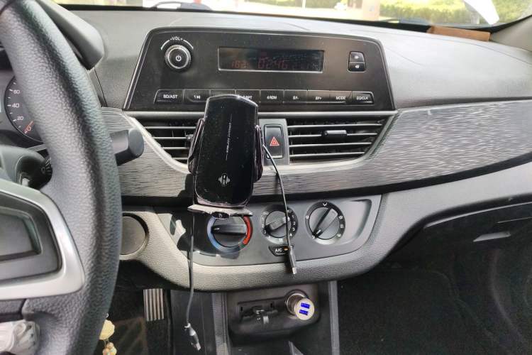 Used Baojun 310 2016 1.2L manual Comfort trim level Audio And AC Panel