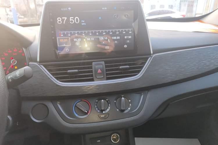 Used Baojun 310 2016 1.2L manual Comfort trim level Audio And AC Panel