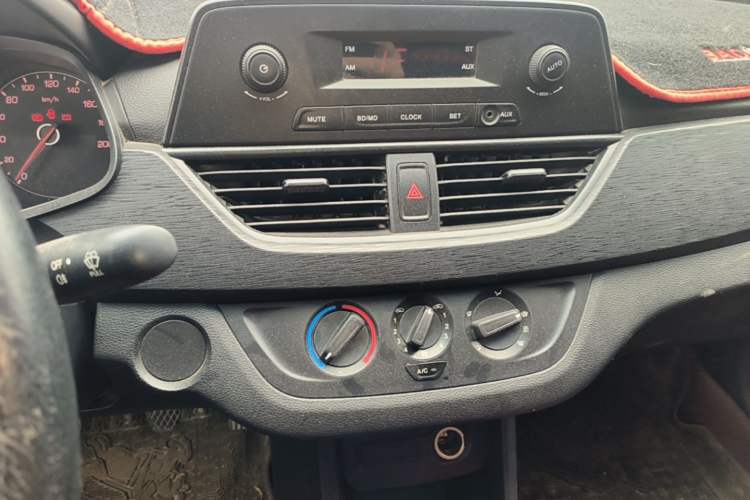Used Baojun 310 2016 1.2L Manual Value Edition Audio And AC Panel