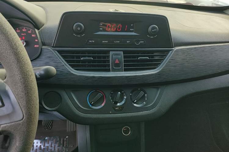 Used Baojun 310 2016 1.2L Manual Value Edition Audio And AC Panel