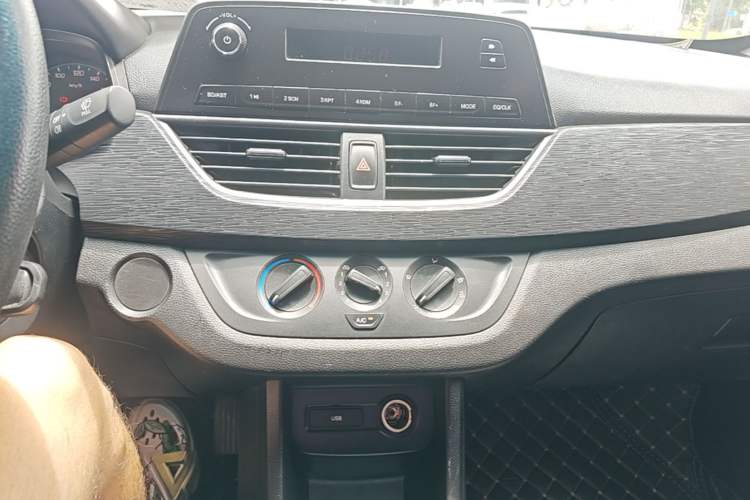 Used Baojun 310 2016 1.2L manual Comfort trim level Audio And AC Panel