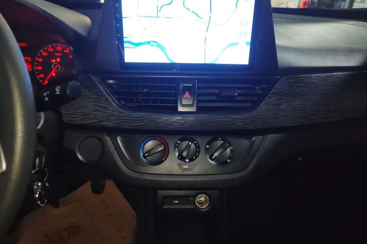 Used Baojun 310 2016 1.2L manual Comfort trim level Audio And AC Panel