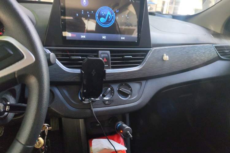 Used Baojun 310 2016 1.2L manual Comfort trim level Audio And AC Panel