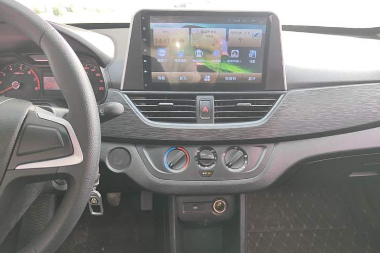 Used Baojun 310 2016 1.2L manual Comfort trim level Audio And AC Panel
