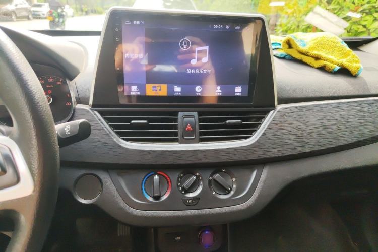Used Baojun 310 2016 1.2L manual Comfort trim level Audio And AC Panel