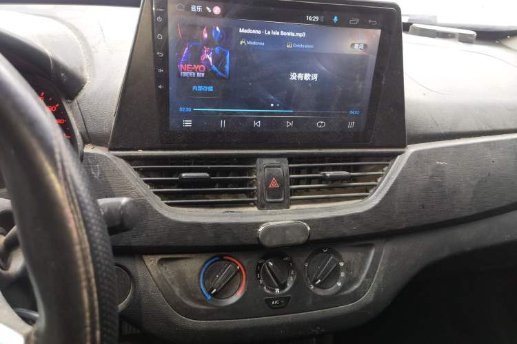 Used Baojun 310 2016 1.2L manual Comfort trim level Audio And AC Panel