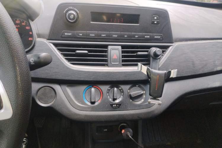Used Baojun 310 2016 1.2L manual Comfort trim level Audio And AC Panel