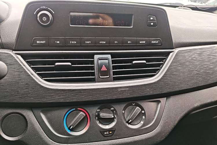 Used Baojun 310 2016 1.2L manual Comfort trim level Audio And AC Panel