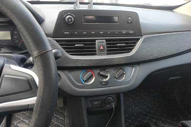 Used Baojun 310 2016 1.2L manual Comfort trim level Audio And AC Panel
