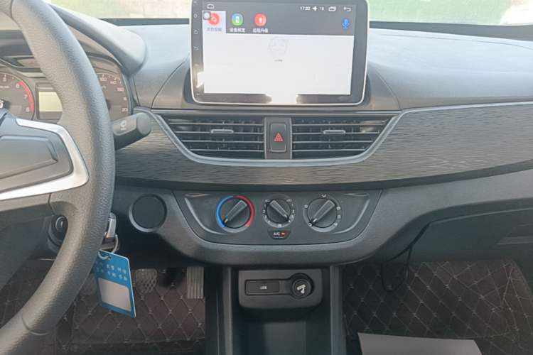 Used Baojun 310 2016 1.2L manual Comfort trim level Audio And AC Panel