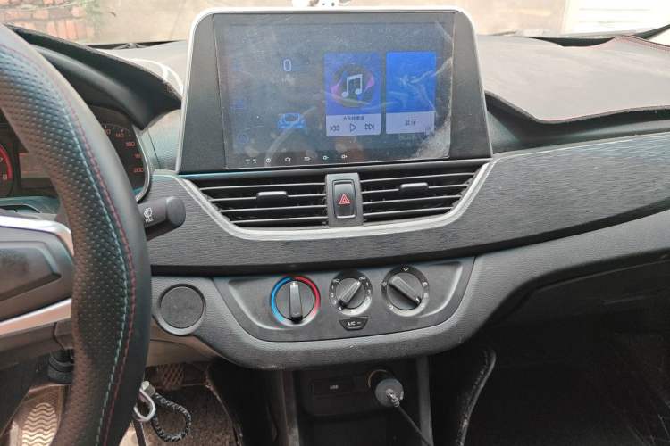 Used Baojun 310 2016 1.2L manual Comfort trim level Audio And AC Panel
