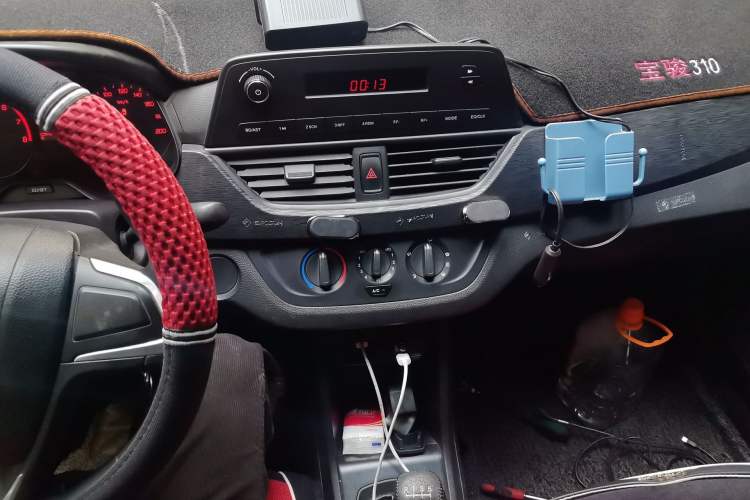 Used Baojun 310 2016 1.2L manual Comfort trim level Audio And AC Panel