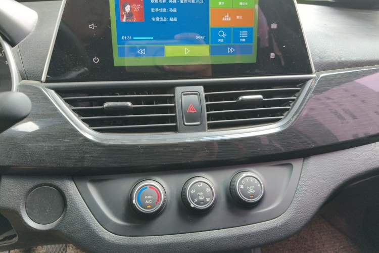 Used Baojun 310 2016 1.2L Manual Fashionable Edition Audio And AC Panel