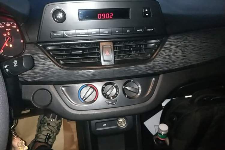 Used Baojun 310 2016 1.2L manual Comfort trim level Audio And AC Panel