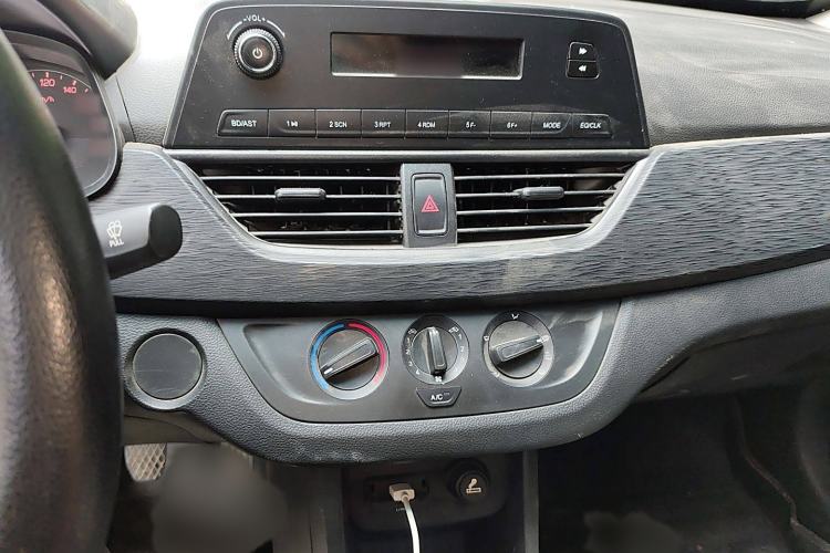 Used Baojun 310 2016 1.2L manual Comfort trim level Audio And AC Panel