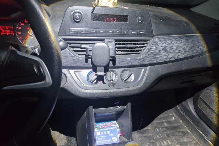 Used Baojun 310 2016 1.2L manual Comfort trim level Audio And AC Panel