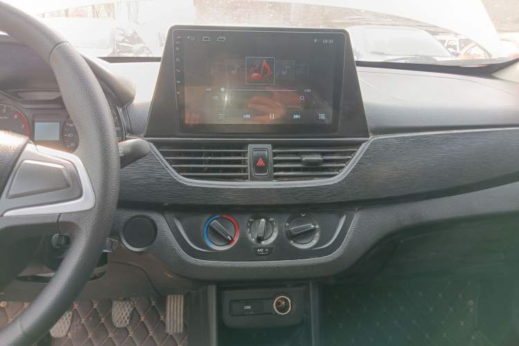Used Baojun 310 2016 1.2L manual Comfort trim level Audio And AC Panel