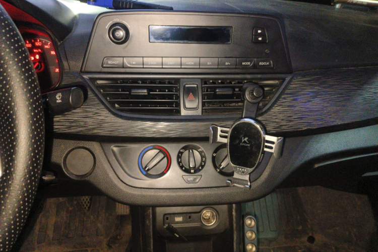 Used Baojun 310 2016 1.2L manual Comfort trim level Audio And AC Panel