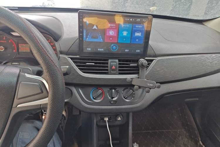 Used Baojun 310 2016 1.2L manual Comfort trim level Audio And AC Panel