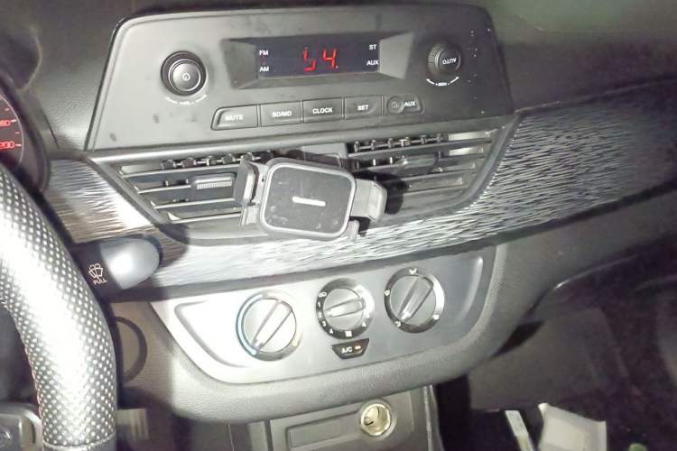 Used Baojun 310 2016 1.2L Manual Value Edition Audio And AC Panel