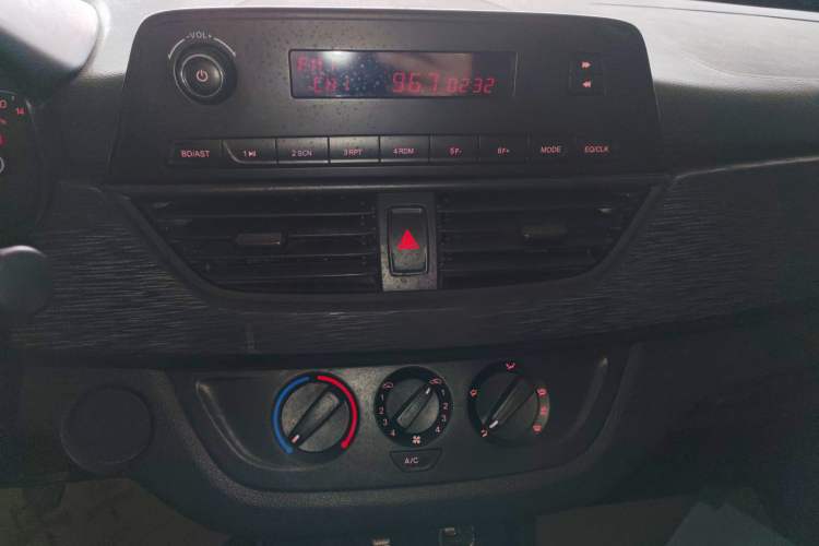 Used Baojun 310 2016 1.2L manual Comfort trim level Audio And AC Panel