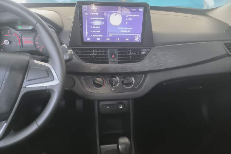Used Baojun 310 2016 1.2L manual Comfort trim level Audio And AC Panel
