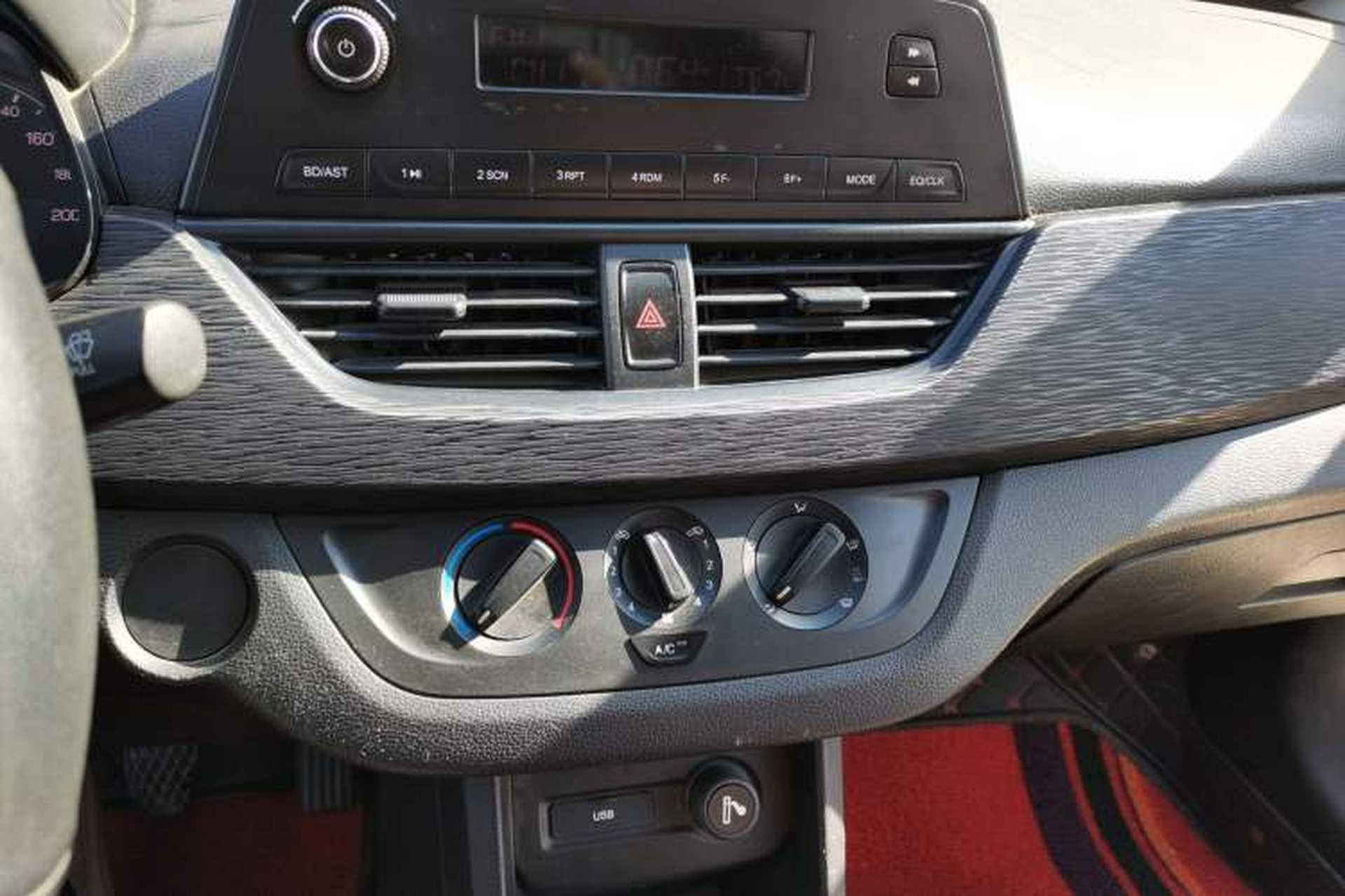 Used Baojun 310 2016 1.2L manual Comfort trim level Audio And AC Panel