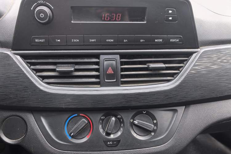 Used Baojun 310 2016 1.2L manual Comfort trim level Audio And AC Panel