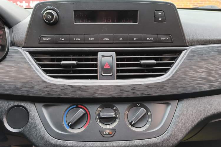 Used Baojun 310 2016 1.2L manual Comfort trim level Audio And AC Panel