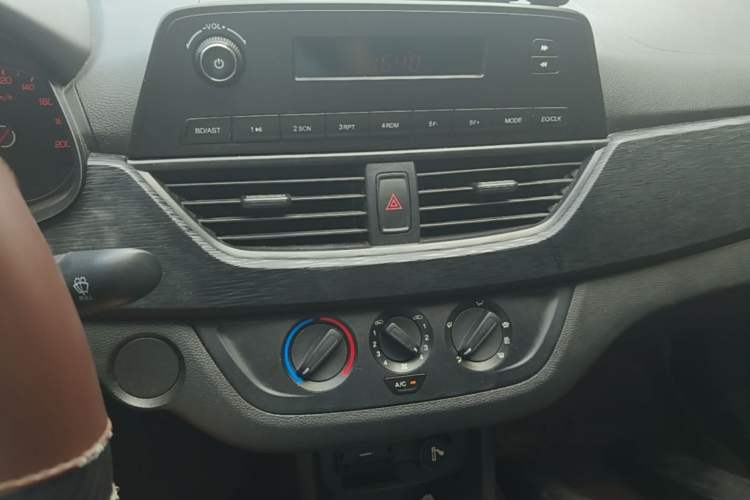 Used Baojun 310 2016 1.2L manual Comfort trim level Audio And AC Panel