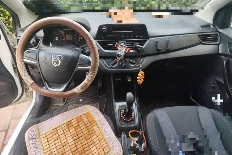 Used Baojun 310 2016 1.2L manual Comfort trim level Center Console